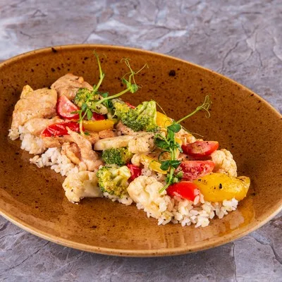 Куриное филе с овощами в сливочном соусе